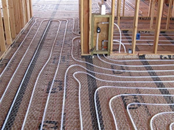 Residential Energy System Rooftop radiant heating system integrated with residential energy system